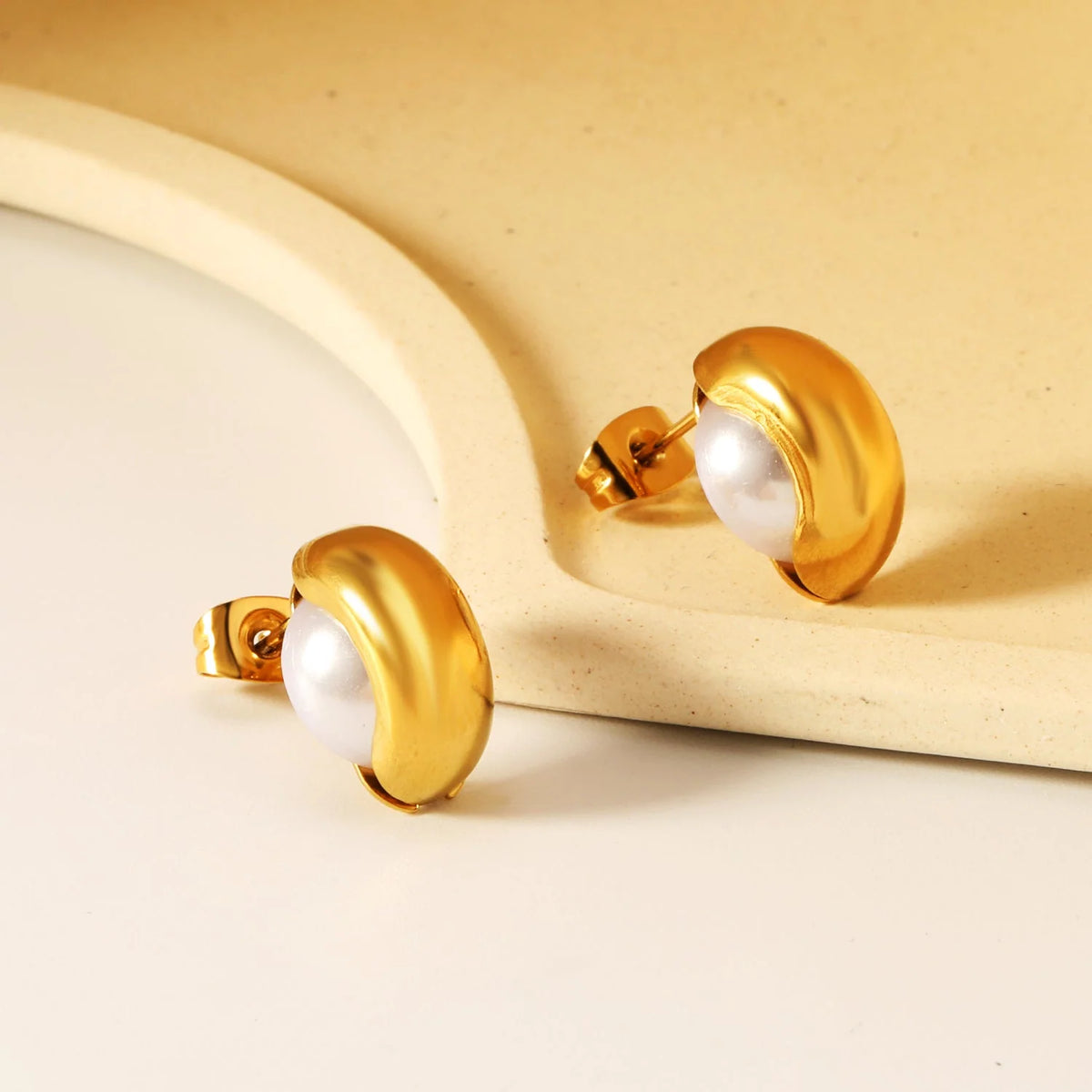Boucles d'oreilles créoles semi-courbes 6*14mm avec perle en caoutchouc semi-blanche 10mm couleur Or