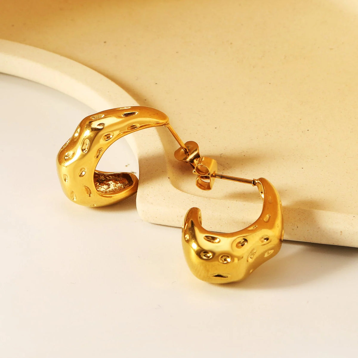 Pendientes rugosos en forma de C color dorado