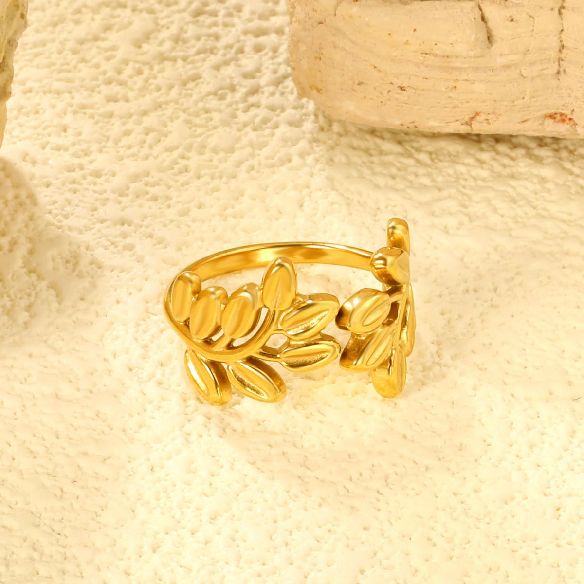 Bague ouverte en acier inoxydable motif feuille dorée (motifs botaniques)