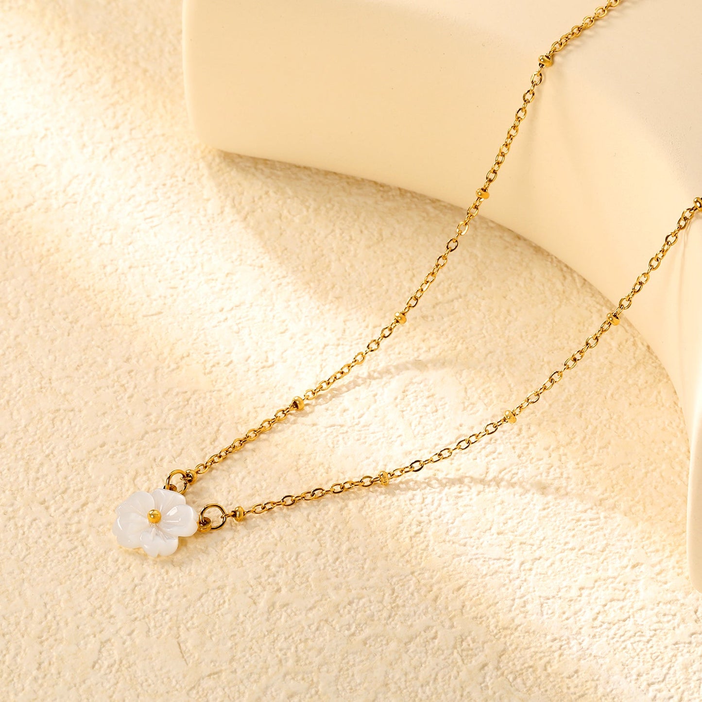 12.5mm white shell peach blossom flower clasp bead chain 40+5cm+6mm round pendant necklace, gold