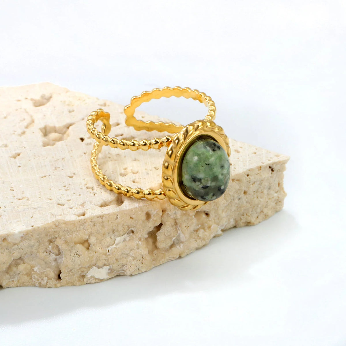 Bague ouverte en or 8 avec pierre ovale en chrysoprase de 13,2 × 14,8 mm / monture en chrysoprase