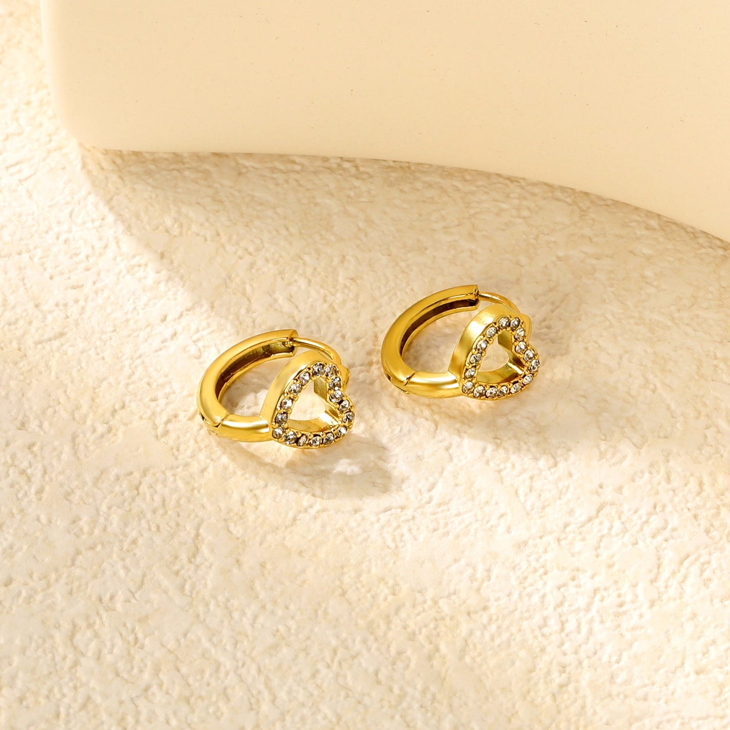 8.9 x 7.8mm heart-shaped openwork with white zirconia, ear hook 2.2 x inner diameter 10mm, gold earrings