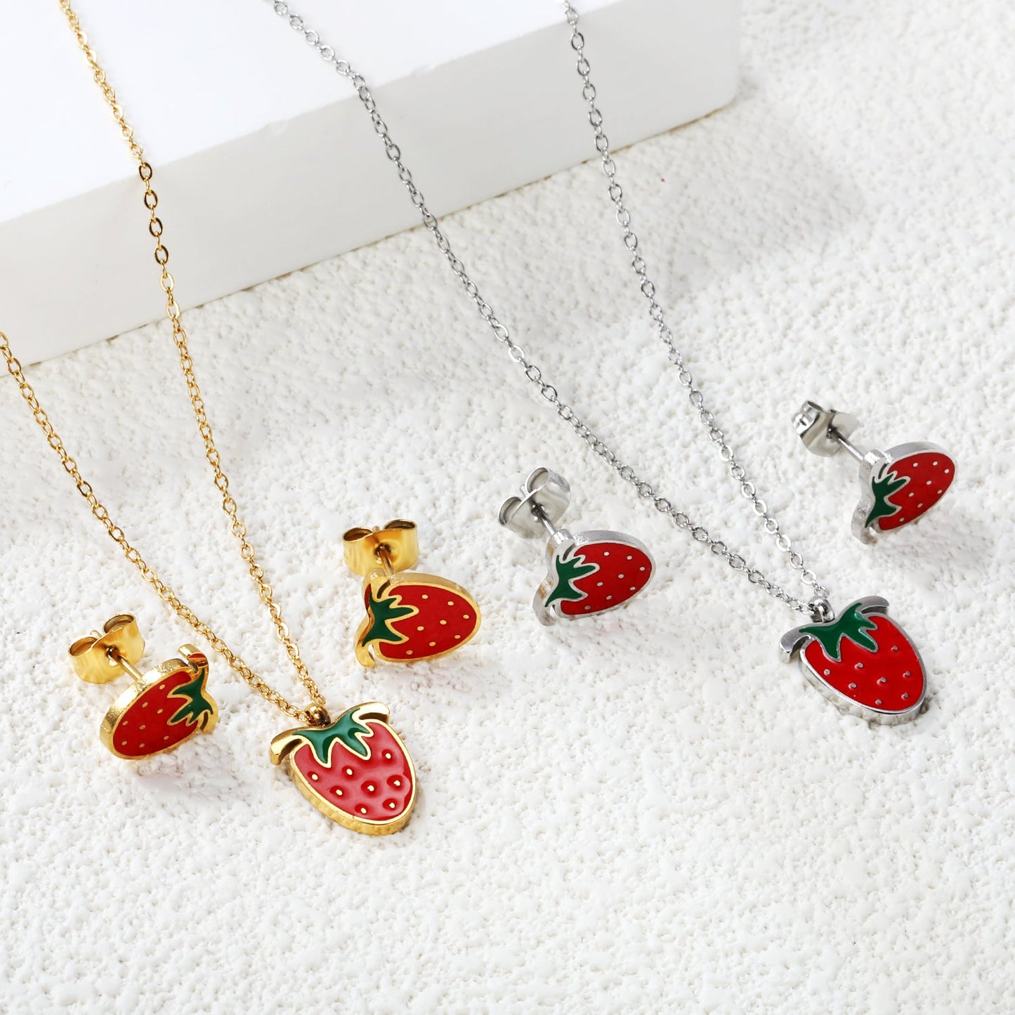 ???Strawberry with red oil drip accessories Set Steel color/golden 0.3 cross 40+5+6mm round plate Pendant: 10.7*13.5mm Earrings: 9*10mm