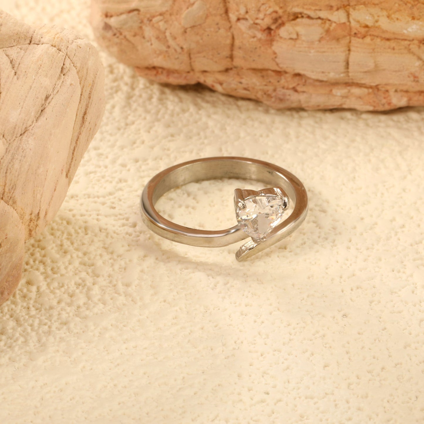 Height 7.3mm White zirconium heart shaped ring steel color / gold