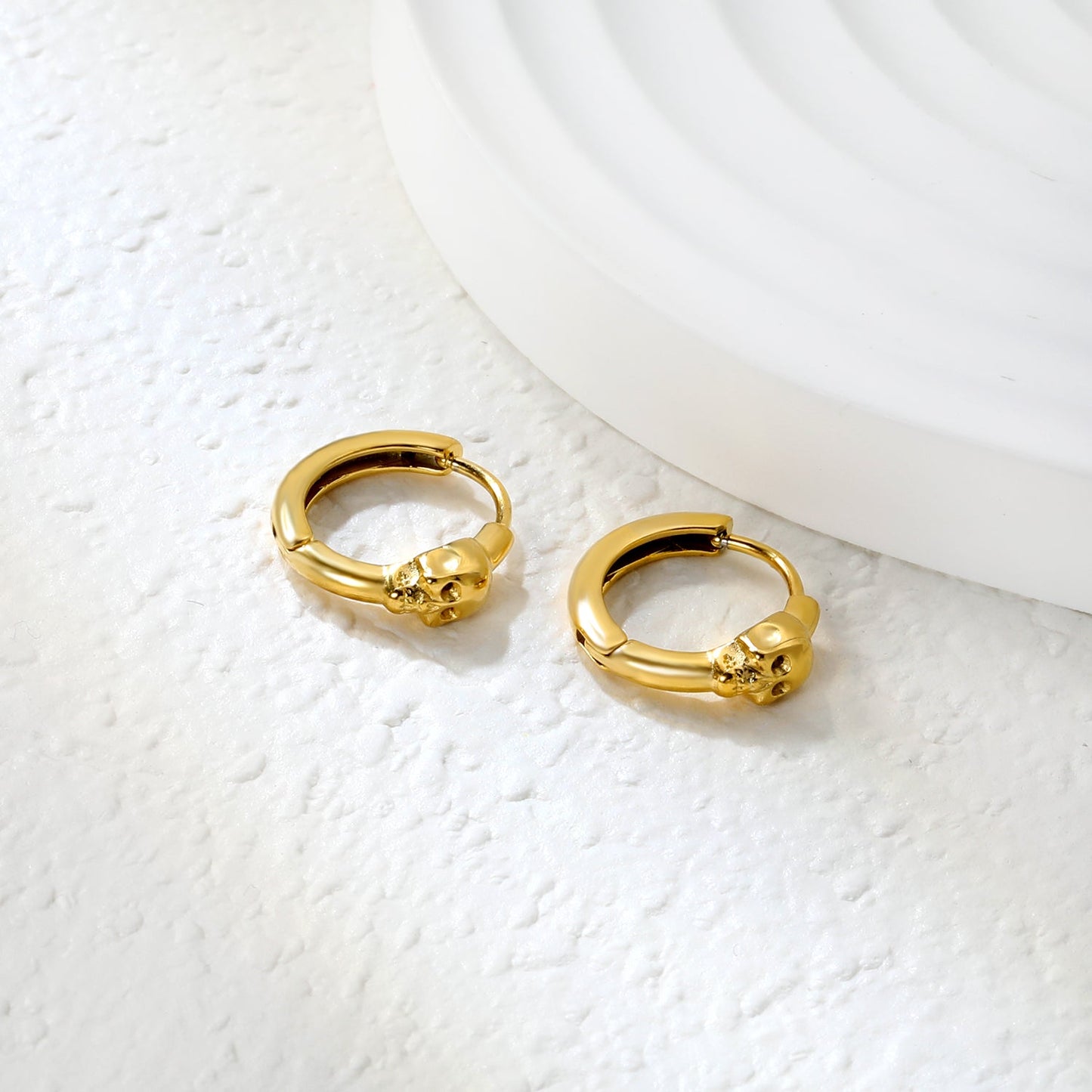 3.9 x 6.2 mm skull-shaped polished earring, ear hook 2.2 x inner diameter 10 mm, earring, gold color