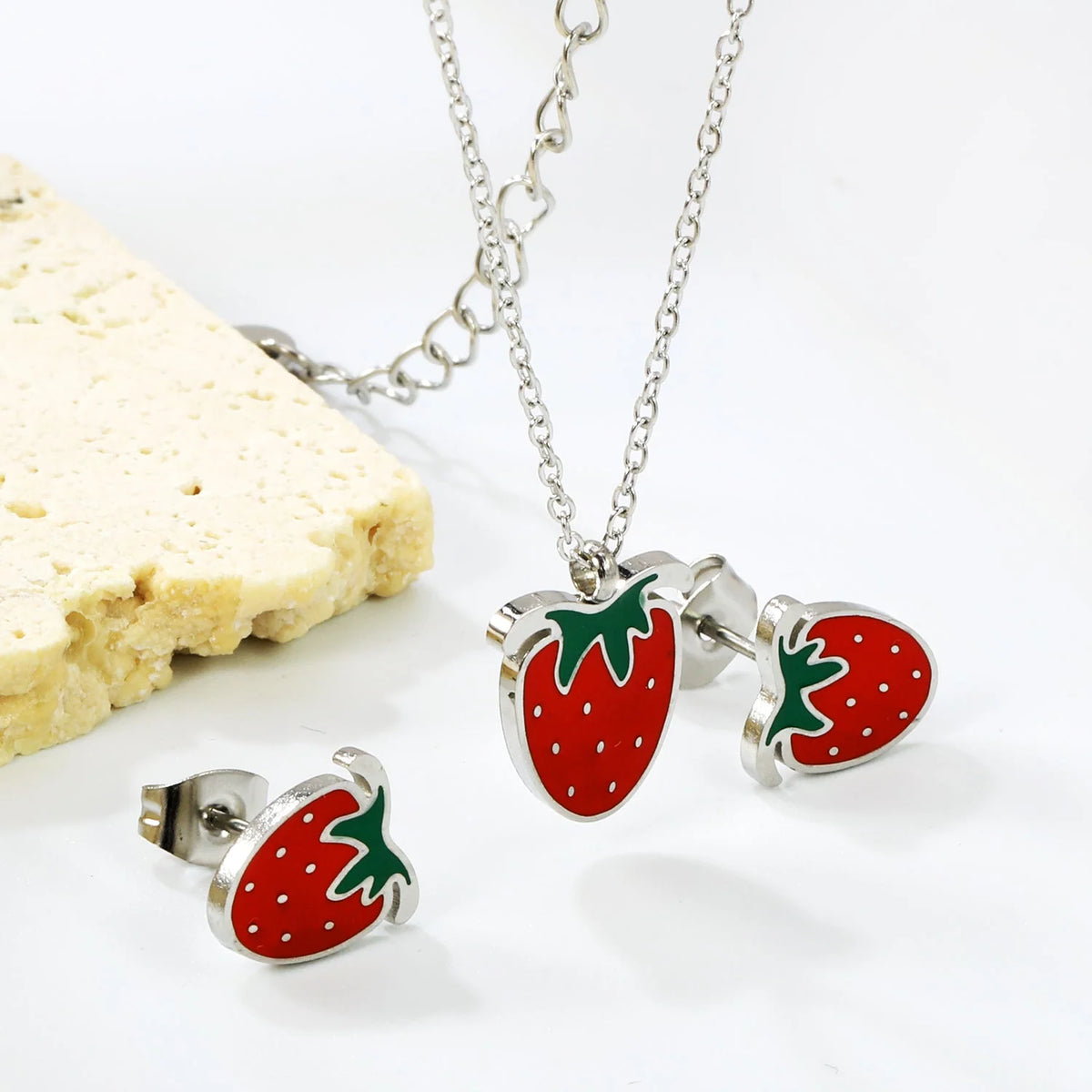 ???Ensemble de bijoux en forme de fraise avec goutte d’huile rouge, couleur acier/doré, croix de 0,3, plaque ronde 40+5+6 mm Pendentif : 10,7*13,5 mm Boucles d’oreilles : 9*10 mm