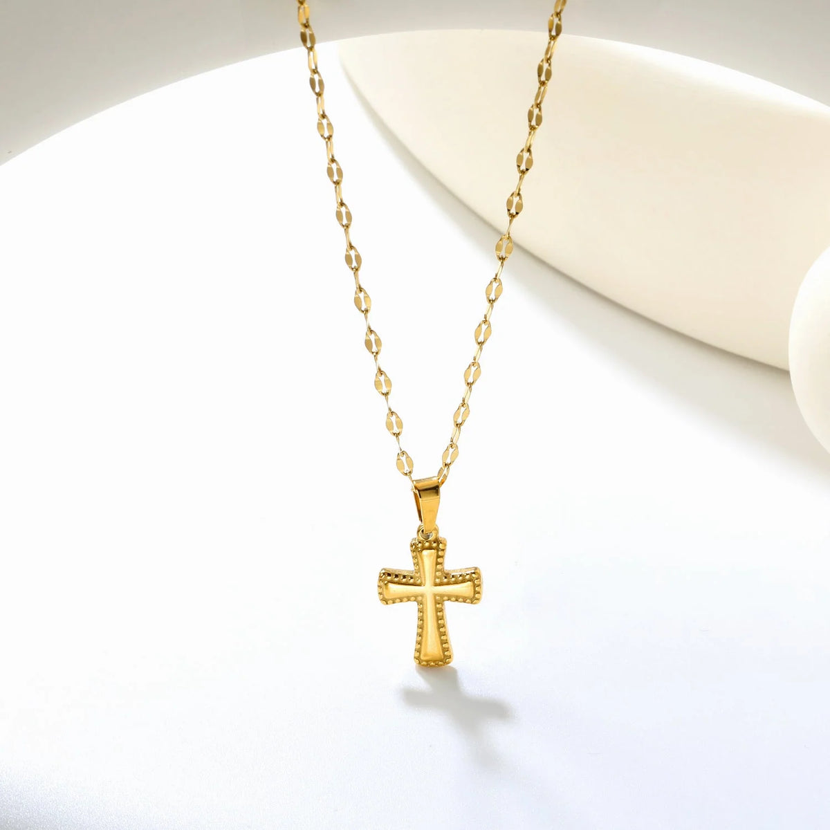 Pendentif croix 12,8 x 18,8 mm, chaîne maille forçat 40 cm + 5 cm + pendentif rond 6 mm, collier, couleur or