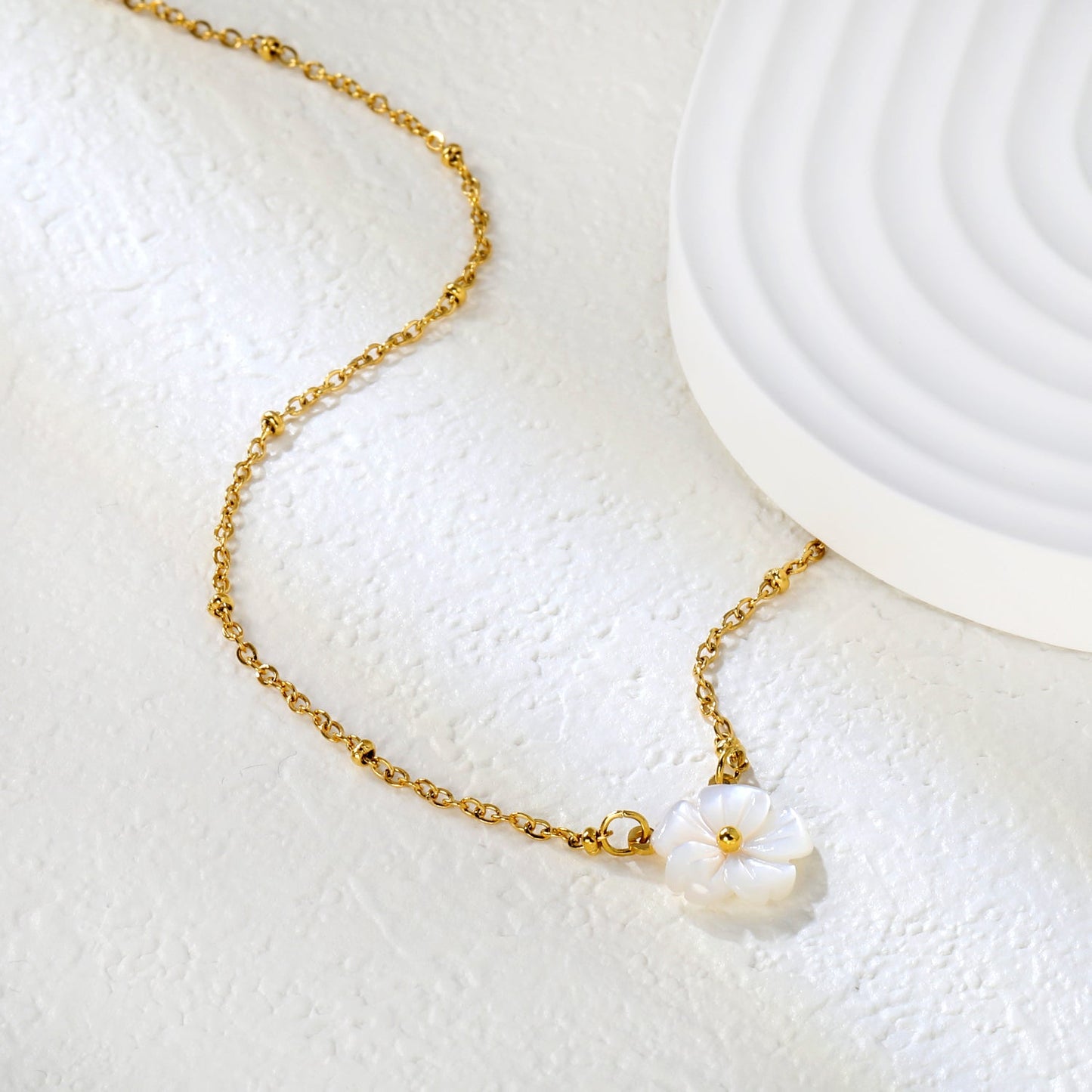 12.5mm white shell peach blossom flower clasp bead chain 40+5cm+6mm round pendant necklace, gold