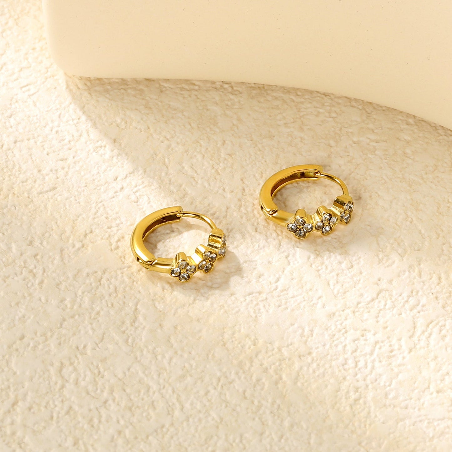 4.4 x 10.3mm three flower-shaped imitation white Czech diamonds, ear hooks 2.2 x inner diameter 10mm, earrings in gold