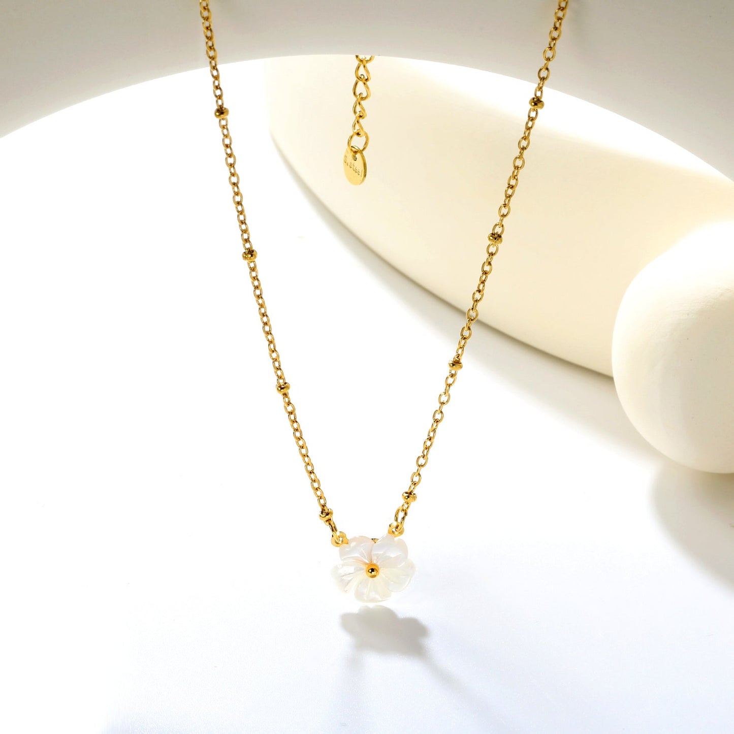 12.5mm white shell peach blossom flower clasp bead chain 40+5cm+6mm round pendant necklace, gold